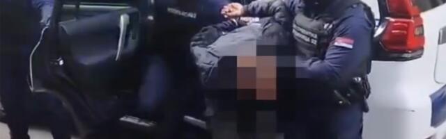 Ovako je uhapšen mladić osumnjičen za ubistvo deke na Novom Beogradu: Policija ga sa lisicama uvela u stanicu