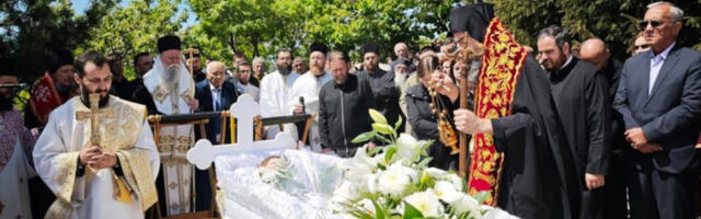 “PLAČE CELA ZEMLJA, PLAČE PORODICA KNEŽEVIĆ, A IMA I ZA KIM!”: Potresna beseda mitropolita Joanikija na sahrani malog anđela Jovana (VIDEO)