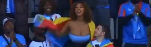 Ženo, ispašće ti grudi... Kipi, jedva ih pokrila, a kad je počela da skakuće muškarci nisu skidali pogled