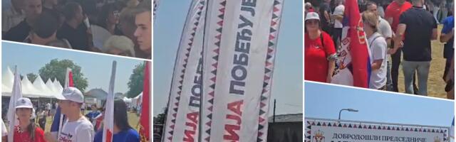 UŽIVO VELIKI BROJ LJUDI ČEKA VUČIĆA: Sjajna atmosfera u Lapovu, vijore se trobojke (VIDEO)