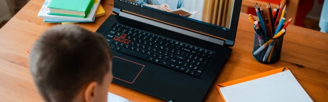 Mlađi osnovci prelaze na onlajn nastavu: Kako će nova odluka uticati na roditelje i decu?