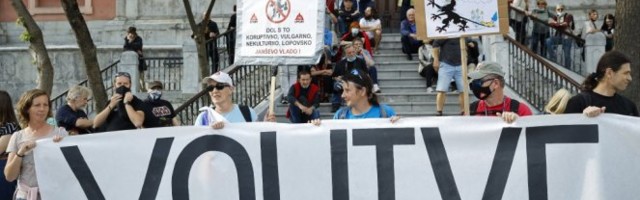 HISTERIJA U LJUBLJANI! Masovni protesti protiv vlade Janše, na ulicama su sindikati, studenti, nevladine organizacije... ali i dve političke stranke! /FOTO/