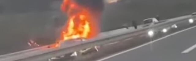 Požar na auto-putu: Izgoreo auto kod "Laste" (VIDEO)