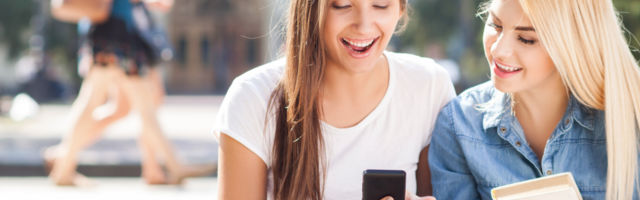 Vozile se brineta i plavuša automobilom i pukne im guma...