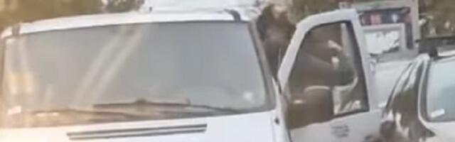 Tukli se taksista i vozač kombija na Senjaku (VIDEO)