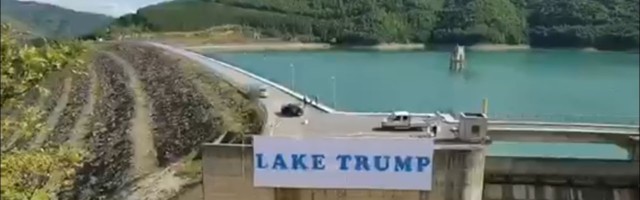 (VIDEO) “Trampov most” na Gazovodama: Postavljen transparent da “Srbi  zahvaljuju što je doneo mir”
