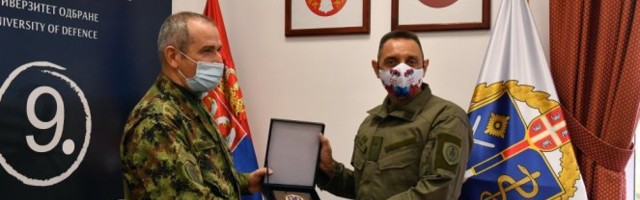 (FOTO) VULINU URUČENA PLAKETA UNIVERZITETA ODBRANE! Ministar obišao Dekanat i departmane Vojne akademije