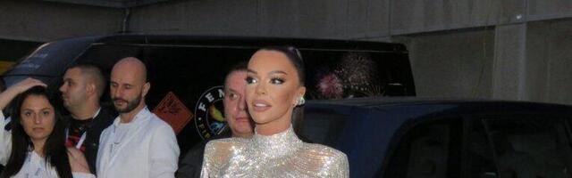 PEVAČICA KOJU SRBI OBOŽAVAJU SKINULA TANGE i stavila ih dečku iz publike na glavu! ŠOK-SNIMAK kruži mrežama! (VIDEO)