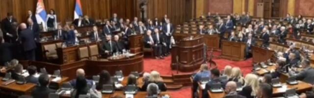 Ovo je trenutak kad je pozlilo Dejanu Vuku Stankoviću: Obezbeđenje ga izvelo iz sale (VIDEO)