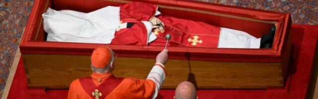 UZ PAPU ĆE BITI POKOPANI I OVI PREDMETI! Među njima i jedan tajni dokument - obelodanjeni njegovi delovi! (FOTO)