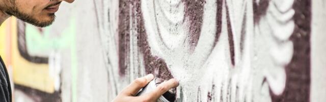 AI mural iz noćne more: Užas na jednoj zgradi koji je uznemirio ljude (FOTO)