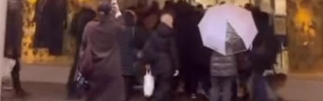 Crni petak u Srbiji: Žene stoje na kiši u redovima, snimak iz Knez Mihailove zapalio mreže