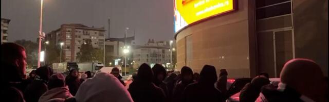 Ludnica ispred Arene: Igrači stigli na trening, navijači šalju podršku Obradoviću