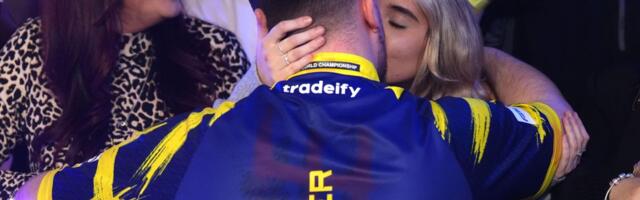 Postao najmlađi svetski šampion, brutalno započeo odbranu titule, sada svi pričaju o jednom poljupcu