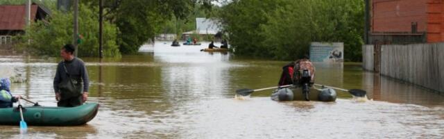 DRAMATIČNA EVAKUACIJA U KOMŠILUKU, LJUDE IZVLAČE IZ KUĆA: Voda guta sve pred sobom, podignuta sva mehanizacija, NAROD U PANICI! (FOTO)