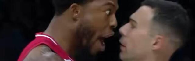 TAJRIK DŽONS NASRNUO NA KOSTASA SLUKASA! Opšti haos na velikom grčkom derbiju: O ovom snimku bruji čitava Evropa (VIDEO)