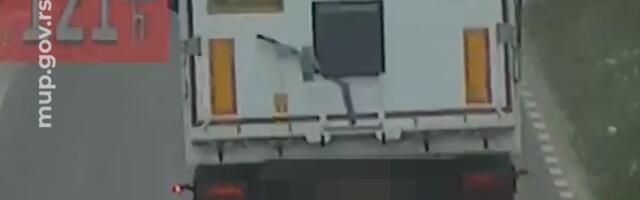 SNIMAK KOJI IZAZIVA JEZU! Kamiondžija divlja za volanom, policajci ga zaustavili i šokirali se: Kokain bio samo jedan od prekršaja