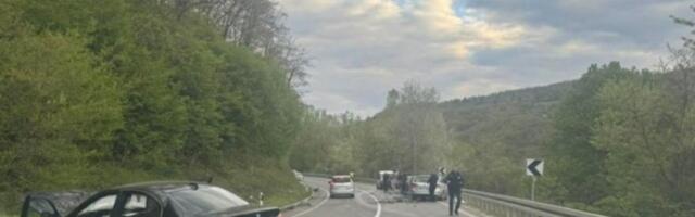 TEŠKA SAOBRAĆAJNA NESREĆA KOD RAŠKE! Učestvovala 4 vozila, BMW potpuno zgužvan! (FOTO)