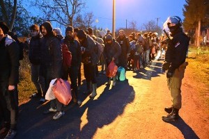 Полиција вратила око 450 миграната у кампове и прихватне центре