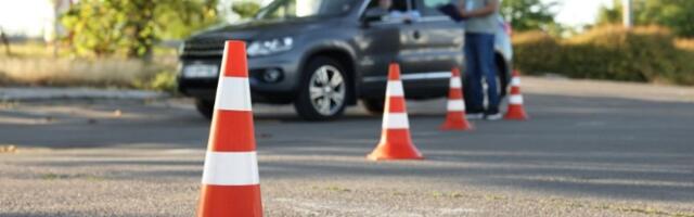 Ovo nema ni na filmu: Tinejdžer pokušao na prevaru da polaži vozački ispit, ovo je bio njegov plan