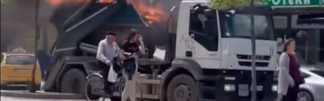Nesvakidašnji snimak iz Novog Pazara: Kroz grad prevozio KONTEJNER U PLAMENU (VIDEO)