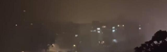 Nevreme pustoši po Beogradu: Ljudi beže po ulici, vetar čupa drveće... (VIDEO)
