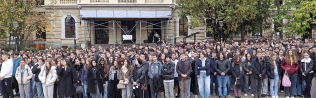 Maturanti Prve gimnazije bojkotuju nastavu u znak podrške Dijani Hrki: Šesnaest minuta tišine za nastradale u Novom Sadu (FOTO)