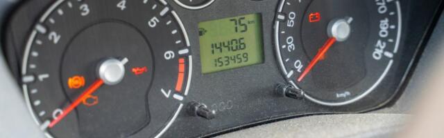 Strelica na instrument tabli krije tajnu koju mnogi vozači ne primećuju, a može mnogo toga da vam olakša