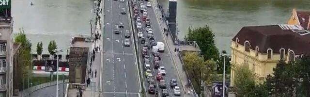 SAOBRAĆAJKA NA BRANKOVOM MOSTU! Stvaraju se ogromne gužve! (FOTO)