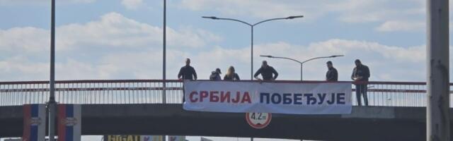 Koji je ovo stepen očaja? Blokaderi videli transparent, pa se potukli međusobno od muke (VIDEO)