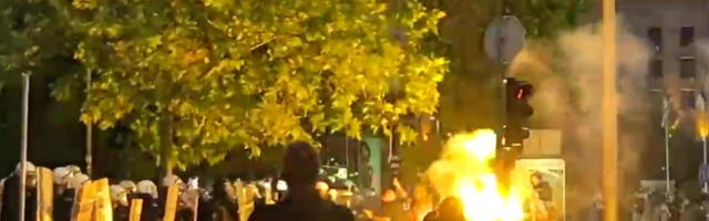 Учесници протеста напали полицију код Председништва Србије