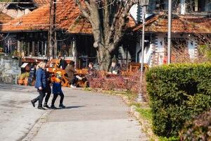 Облачно, понегде слаба киша, провејавање снега на планинама