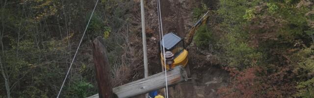 Učinili nemoguće, prvi put posle sedam decenija - Elektrodistribucija postavila stubove dalekovoda na Kablaru, dižu se provodnici
