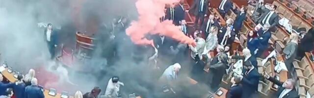 Dimne bombe i povređeni poslanici: Svetske agencije o haosu u Skupštini Srbije