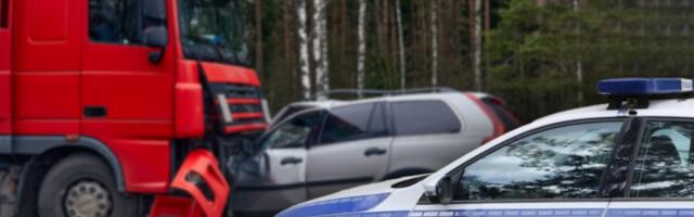 VOZILO POTPUNO SMRSKANO! Težak sudar kamiona i automobila kod Sombora! (VIDEO)