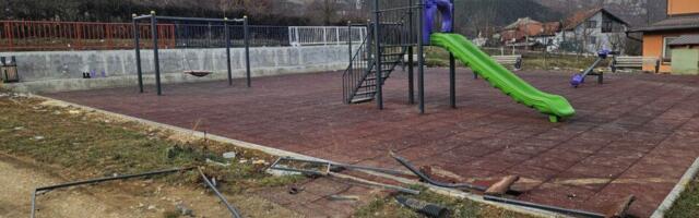 NOVO DEČJE IGRALIŠTE U NASELJU RAVNE POLOMLJENO I UNIŠTENO: Kamere snimile napad na prostor za najmlađe, građani Prijepolja ogorčeni