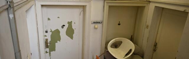 ZGRADA UŽASA NA VRAČARU!  Kamere SNIMILE IZMUČENOG SINA Snežane Đurišić: Šetao go i dezorijentisan, sa svih strana srča i opušci od cigareta (VIDEO)