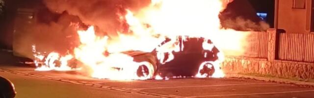 Zastrašujuće! Vrhunac ludila i nasilja u Aranđelovcu: Blokaderi zapalili automobil istaknutom naprednjaku (VIDEO)
