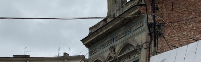 Kragujevčani hodaju ispod tempirane bombe, obratite pažnju šta vam visi nad glavama u centru grada (VIDEO)