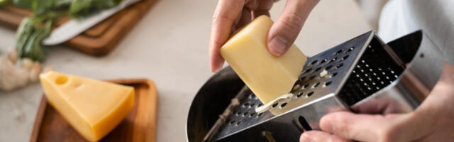 Trik zlata vredan: Svi pogrešno rendaju sir, a samo jedan potez će vam i olakšati i ubrzati postupak