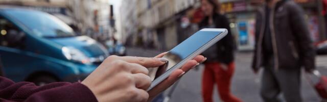 Kazna od 50 evra za pešake koji koriste telefon: Ova evropska zemlja uvodi stroga pravila