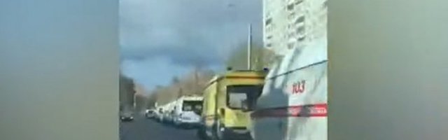 ZABRINJAVAJUĆI SNIMAK IZ RUSIJE! Kolone vozila hitne pomoći ispred moskovskih bolnica! (Video)