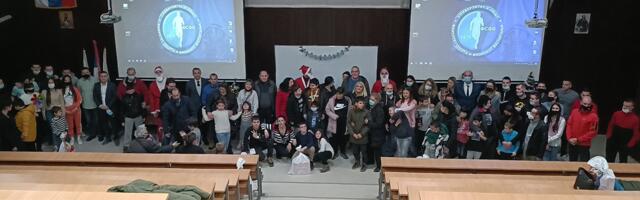 Na niškom DIF-u dodeljeni novogodišnji paketići deci sa autizmom