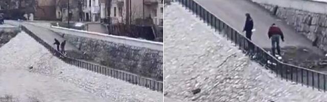 I ovo je moguće: Komunalni radnici u Prijepolju čiste obalu rijeke bacanjem smeća u nju