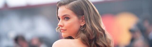 ŠOK stajling prelepe Mađarice: Utegla se u mini haljinu, haltere i čipkane čarape - SVE JE NA IZVOL'TE