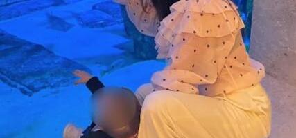 KAĆA ODVELA SINA ISPRED OGROMNOG AKVARIJUMA: Naslednik gleda ispred sebe, oduševljen prizorom