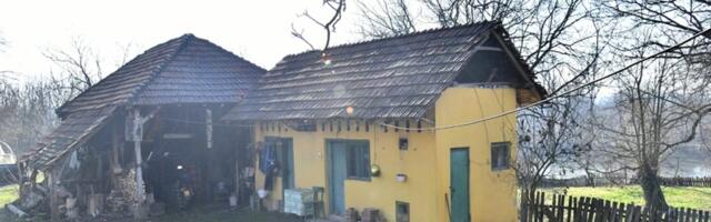 Evo kako danas izgleda kuća gde se snimala serija "Selo gori, a baba se češlja": Radoš Bajić posetio mesto, emotivne scene iz Petlovce
