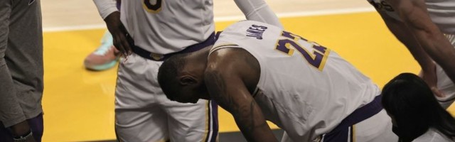 Horor za Lejkerse - povredio se i Lebron! (VIDEO)