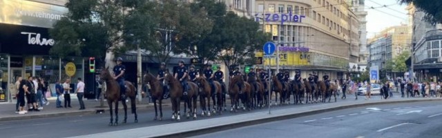 /FOTO/ VELIČANSTVEN PRIZOR NA TERAZIJAMA! Policijska konjica prodefilovala centrom Beograda, građani oduševljeno gledali! EVO O ČEMU JE REČ!