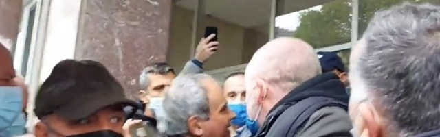 Građanima brane ulaz na sednicu: Policija i ograda (VIDEO)